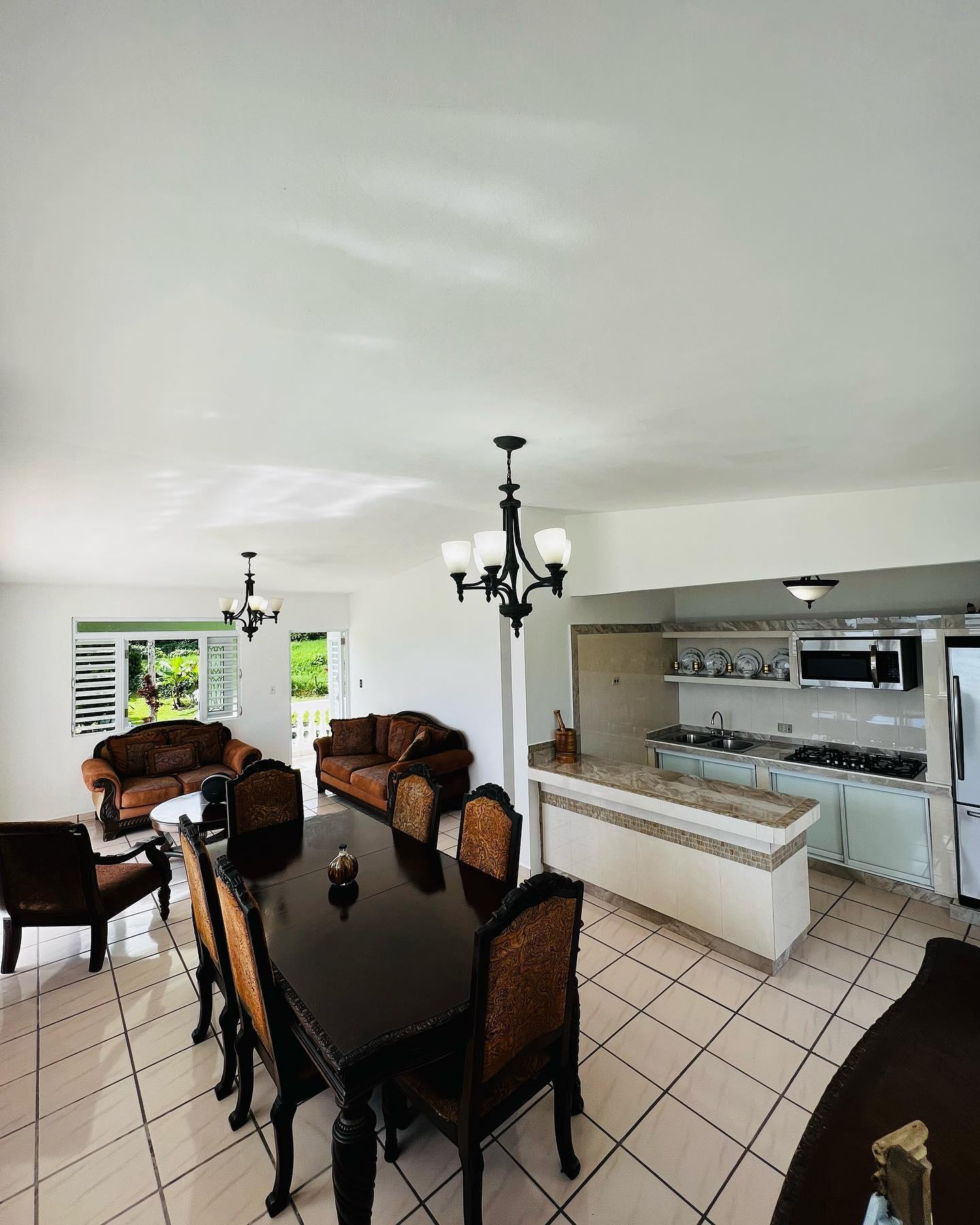 Comedor y cocina de la casita