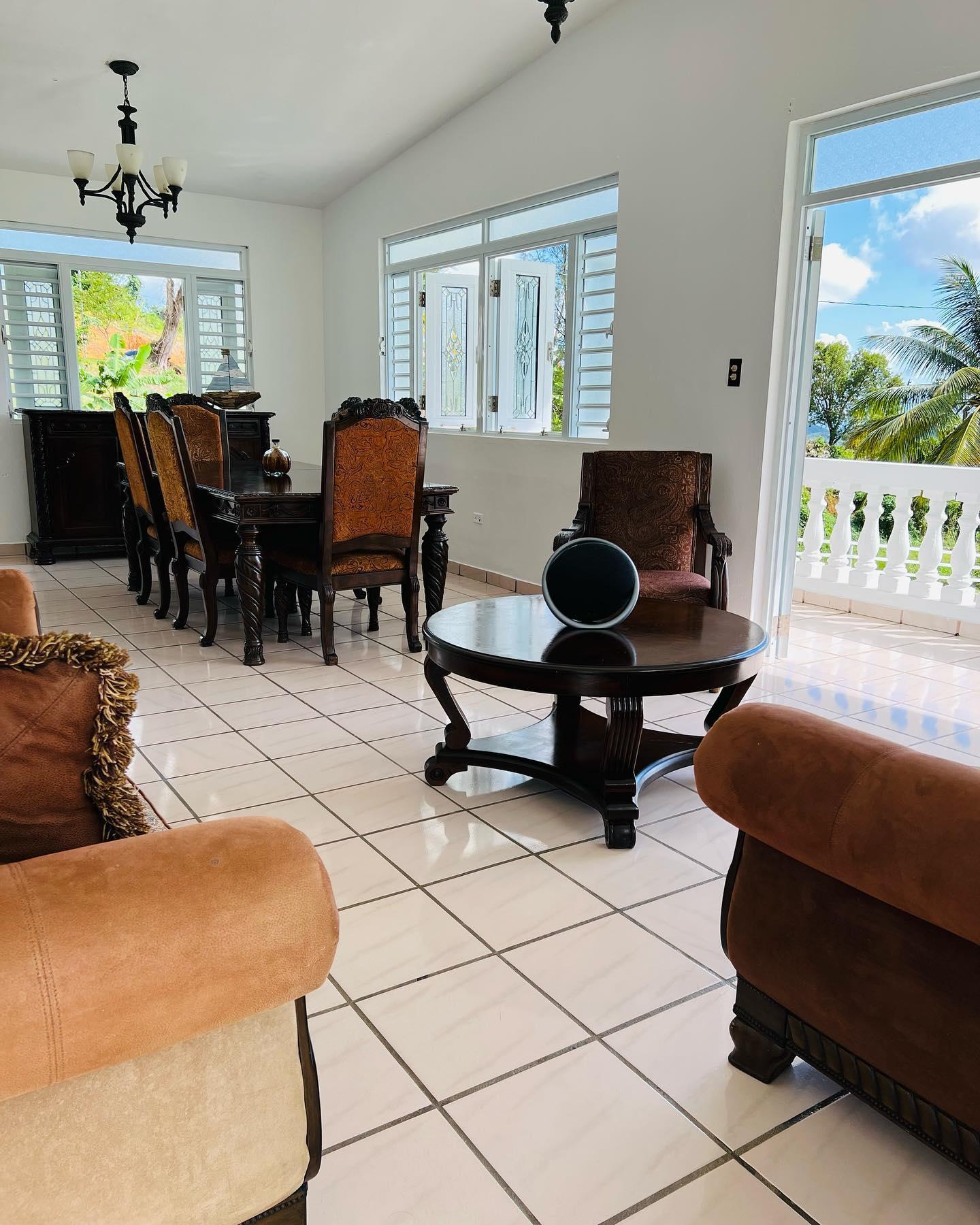Sala de estar con vista y acceso al balcón
